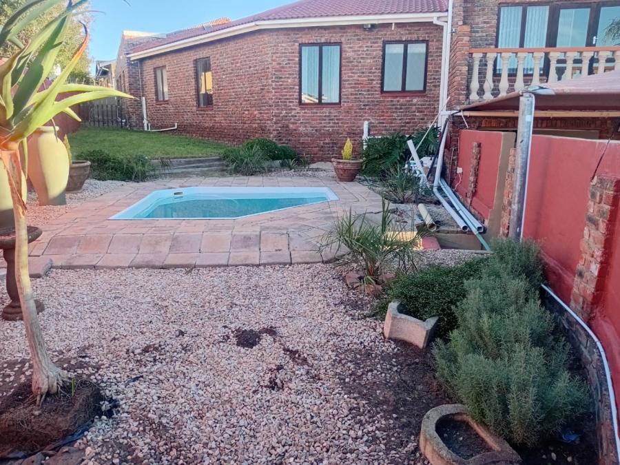 6 Bedroom Property for Sale in Heiderand Western Cape
